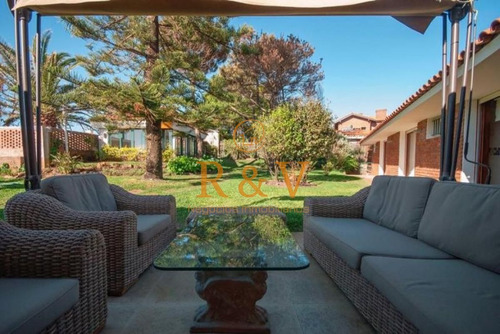 Imagen 13 de 30 de Excelente Casa De 4 Dormitorios Y Piscina A Una Cuadra Del Mar