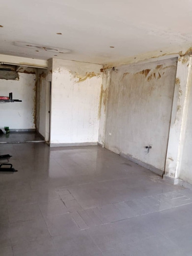 Imagen 8 de 16 de Casa Comercial En Toda La Av. C2 Frente A La Iglesia San Tarciso Vanessa Suarez