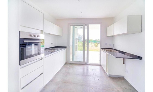 Impecable Casa En Barrio Los Castaños