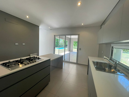 Casa Moderna En Fincas De Hudson.
