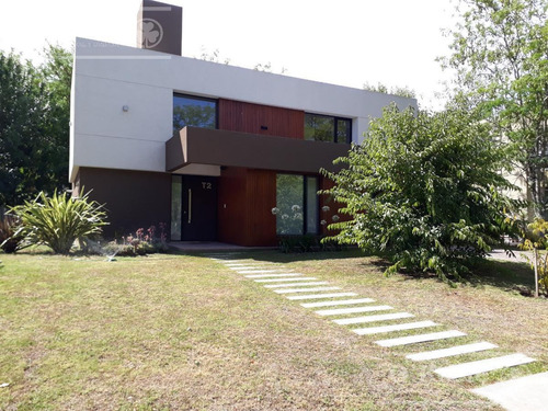 Imagen 2 de 15 de Casa De Estilo Moderno En Venta Con Cuatro Dormitorios En Fincas De Hudson