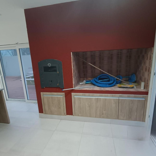 Casa En Venta - 4 Dormitorios 3 Baños - Cochera - 650mts2 - Tandil