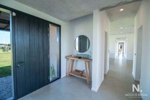 Se Vende Gran Casa En La Zona De El Quijote, En La Barra De 4 Dormitorios.