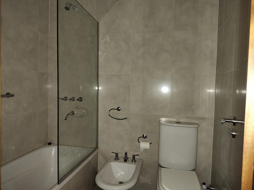 Departamento En Venta En Bariloche. Vista Al Lago. Cochera. Gimnasio Salón.