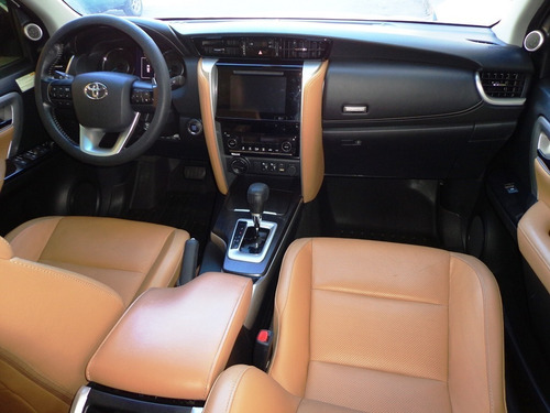 Imagen 9 de 18 de Toyota Fortuner Dubai Vxr 2019 V6 4x4 Automático