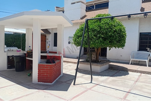 Casa De Una Planta, En Esquina, Con Salón De Eventos Y Alberca Climatizada