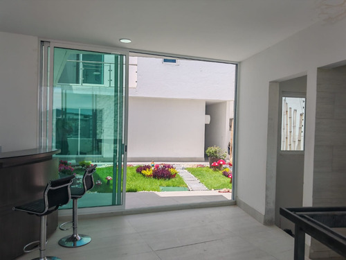 Residencia Semi Nueva Esquina, De Autor Diseño Unico Acabados De Lujo 3niv 3master Suites Una En Pb, Espacios Amplios, Iluminada, Doble Altura, Delante De Ikani Garantia De Inversion.