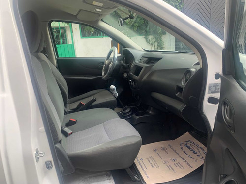 Imagen 14 de 15 de Nissan Np300 2.5 Estacas Dh Aa Mt