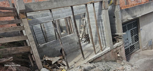 Casa Com Dois Quartos, Um Banheiro , Sala/cozinha E Area