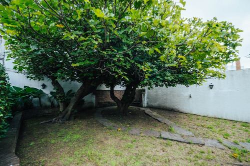 Dueño Vende - Espectacular Casa En Punta Carretas 445m², 3 Dorm + Servicio + Escritorio, 3 Baños, 2 Gge, Fondo, Parrillero -sin Comisiones-