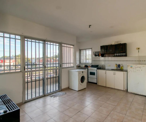 Departamento En Planta Alta De 2 Dormitorios Con Local Pb Y Terreno