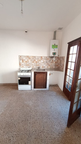 Alquilo Casa Céntrica A Mts De Plaza Colón,con Patio