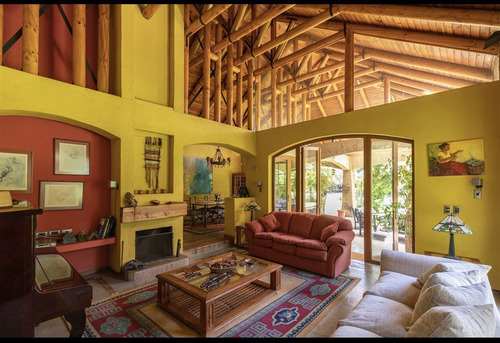 Casa Chilena Venta De 6 Dorm., 5.200mts2, Piscina, En Colina