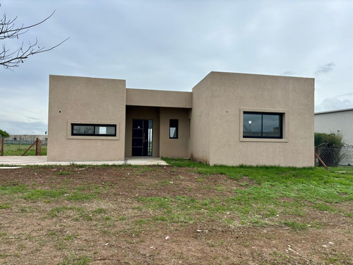 Venta Casa En San Sebastian Area 12 - 4 Ambientes