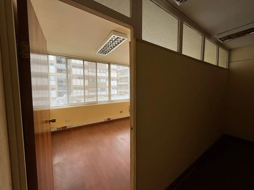 Oficina Con Recepción Y 2 Privados En Centro Valparaíso