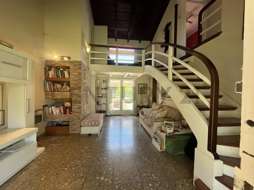 Venta De Casa En Castelar, 5 Ambientes Y 3 Baños