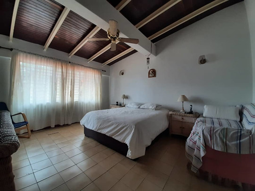 Imagen 14 de 22 de Se Vende Casa 525m2 4h+s/5b/3p Colinas De Santa Monica 5419