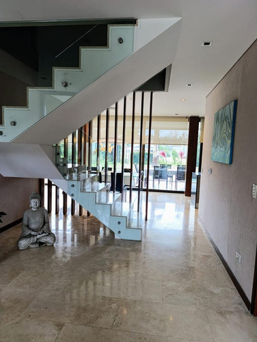 Casa En Venta. Totalmente Amoblada. Saint Thomas Oeste.