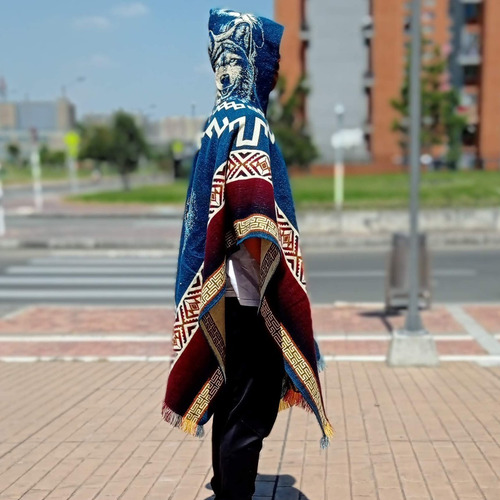 Imagen 4 de 10 de Maxiruana Poncho Hombre Lana Alpaca Urbana Ligera Con Capota