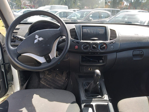Imagen 8 de 11 de Mitsubishi L200 2015 2.4 Cabina Doble 4x2 Mt