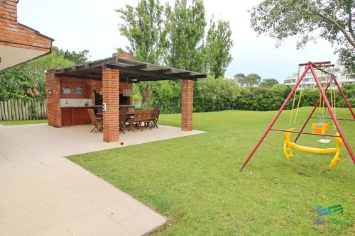 En Alquiler!! Moderna Casa Ubicada A 1 Cuadra Del Mar, Con Vista Parcial Desde El Dormitorio Principal.