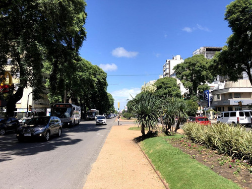Oficina En Edificio De Oficinas Dhk - Br. Artigas Frente A La Española