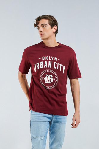 Camiseta Manga Corta Vinotinto Con Estampado En Frente.