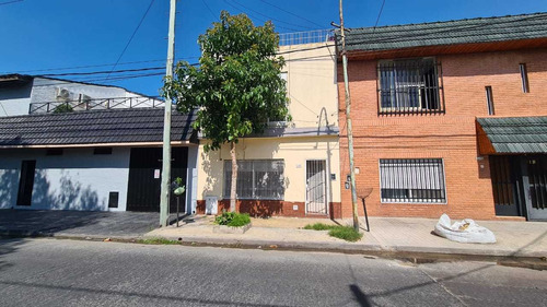 San Martin: En Venta Duplex 4 Ambientes Sobre Mont Al 2900; En Planta Baja Living Comedor; Cocina Comedor; Con Patio Semicubierto Con Parrilla F: 8543