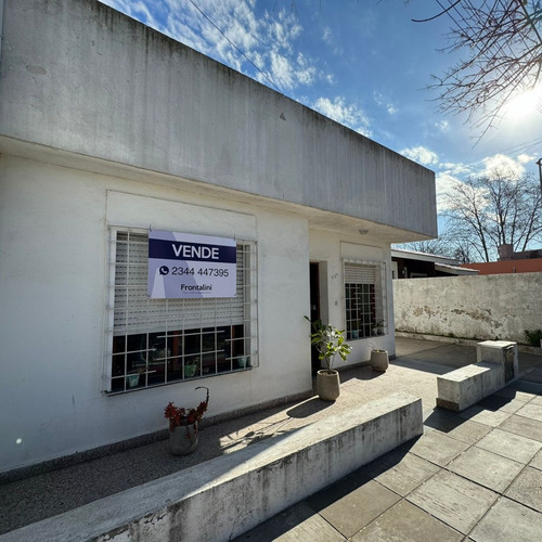 Casa En Venta, 2 Habitaciones, Garaje, Patio Y Monoambiente, Zona Centro Saladillo