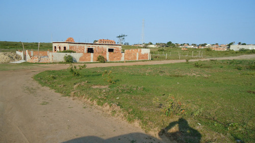 Terreno Com 750m² Total Plano, Livre E De Esquina. (acesso Proximo A Rod - 5min)