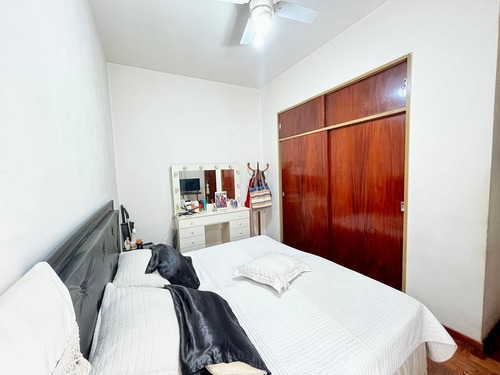 Venta De Casa En Flores. Ideal Para 2 Familias.