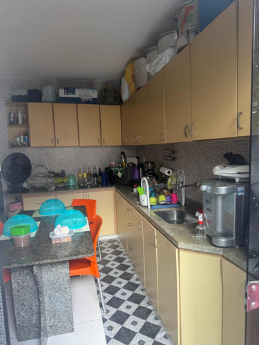 Garagem,sala De Está E Cozinha E Muro 1 Suíte E Quarto