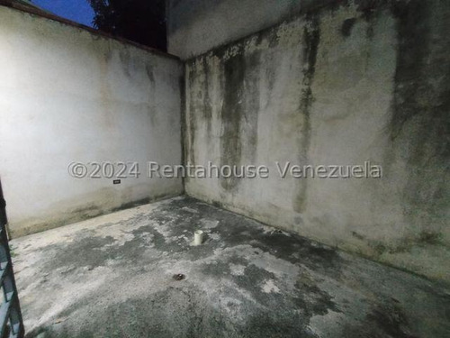 Excelente Townhouse En Obra Blanca Para Remodelar En Venta Ubicado En Las Amazonas Db 24-13863
