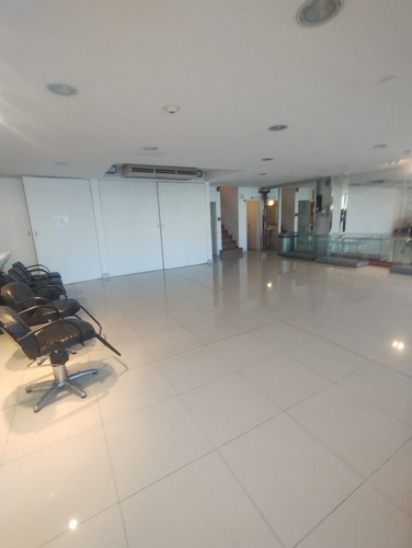 Se Vende Local Logístico Excelente Zona De Montevideo