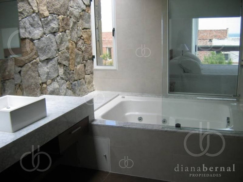 Imagen 10 de 30 de En Punta Del Este En La Zona Exclusiva De Punta De Piedra, Chalet De 5 Dormitorios Y Dependencia Con Piscina Climatizada.- Ref: 4041