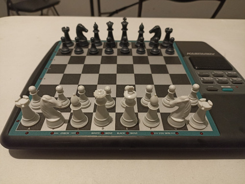 Saitek Kasparov Entrenador De Ajedrez Electrónico Parlante (Usado)