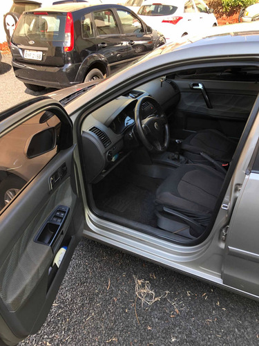 Volkswagen Polo Sedan 2011 1.6 Vht Total Flex 4p