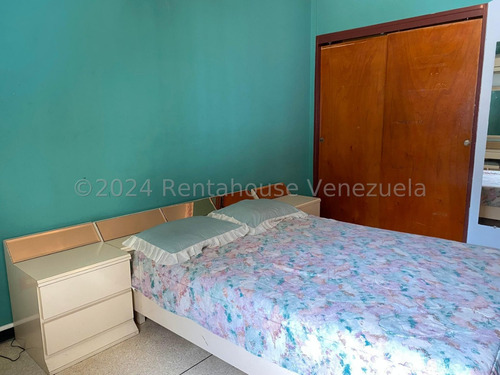 Ms: 24-22493 En Venta Amplia Casa En La Urb. Horizonte. A=275m2, 4h, 3b, 1p.