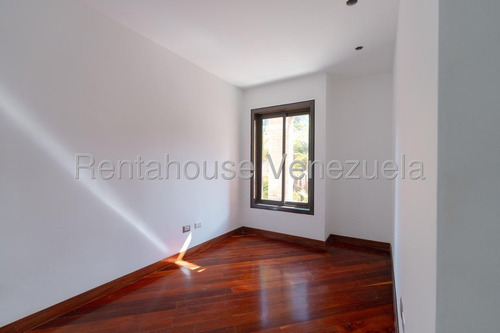 Hermosa Casa De 3 Niveles Que Brinda Tranquilidad Y Confort En Venta Ubicada En El Alto Hatillo 25-8567