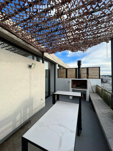 Triplex En Venta De Dos Dormitorios Y Dos Baños Con Terraza Y Pileta