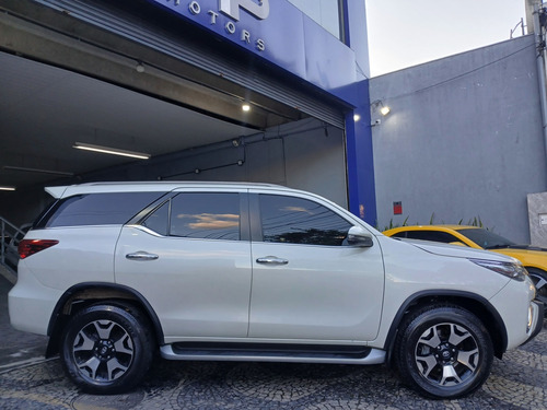 Toyota Hilux SW4 2.8 SRX DIAMOND 4X4 7 LUGARES 16V TURBO INTERCOOLER DIESEL 4P AUTOMÁTICO