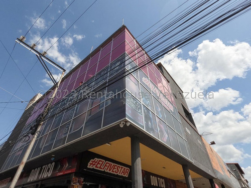 Edificio En Venta En Zona Centro De Barquisimeto, Con Alta Afluencia Vehicular Y Queda Totalmente Amoblado Ey