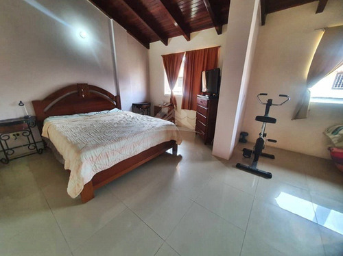 Town House Ubicado En Villas Santa María, Nueva Barcelona (a Pocos Metros Del Farmatodo Del Ingenio) Precio Negociable