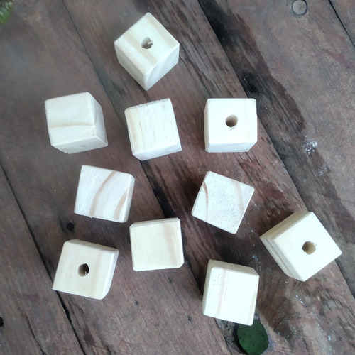Imagen 2 de 2 de Cuentas De Madera Cúbicas 2,5x2,5 Cm