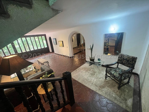 Linda Casa Al Estilo Colonial En Venta En Prados Del Este Yf