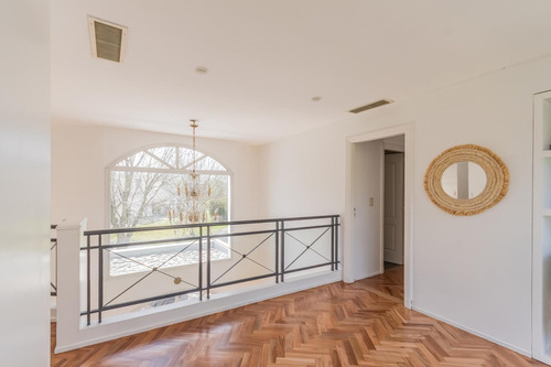Casa De 500m2 En Excelente Estado, Con Terraza Y Pileta En Abril Club De Campo, Barrio Los Robles