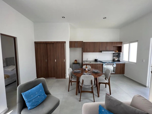 Casa De Una Planta En Zona Desarrollo San Pablo, Paseo De Creta, Muy Bonita!