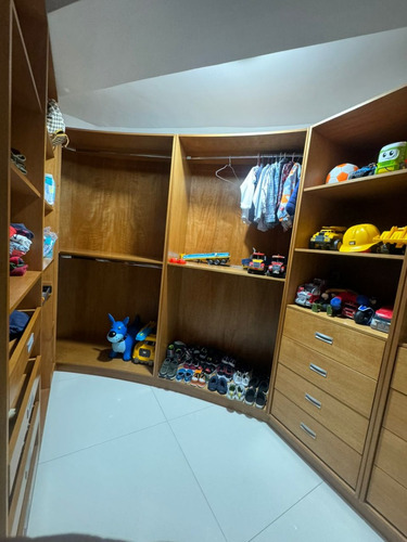 Alquiler De Exclusivo Apartamento, Ubicado En Urb. La Soledad. Resd. Diamond Suite.