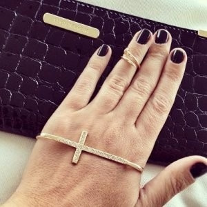Imagem 4 de 8 de Pulseira De Mão Cruz Dourada Em Puro Strass