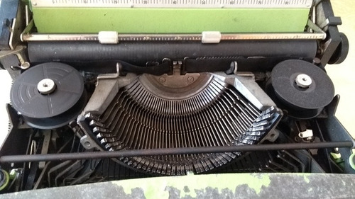 Imagem 6 de 10 de Máquina De Escrever Olivetti Lettera 32 Funcionando Usado